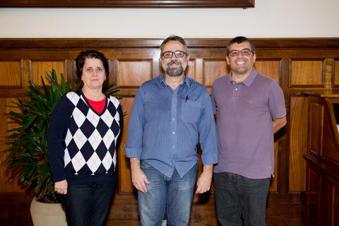 Carmem Piloto (Dire/ESALQ), Carlos Eduardo Luccas Castro (diretor da Rádio Educativa) e Fabiano Pereira (TVUSP/DvComun/ESALQ)